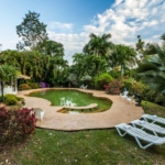 Finca tradicional con espacios naturales llenos de vegetación y con piscina de piedra natural. Un ambiente diferente, en medio de la naturaleza.